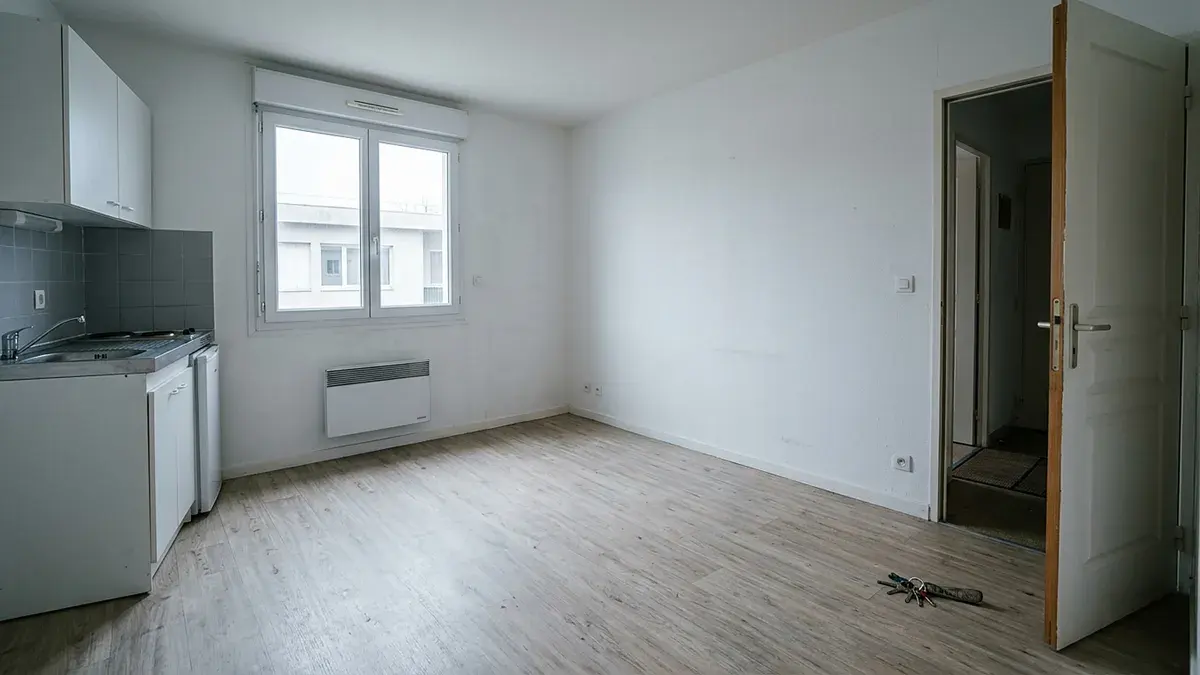 Studio vide avec kitchenette, une clé sur la porte